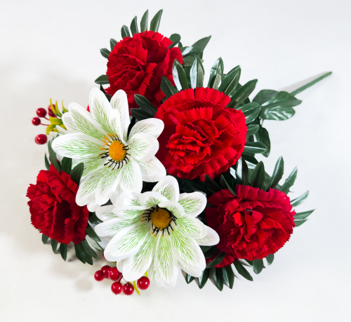 Букет ромашек с гвоздикой и ягодкой 10 цветков