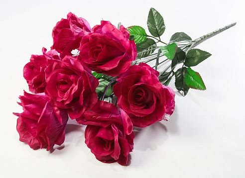 Букет роз "Астрон" 7 цветков от магазина KALINA являющийся официальным дистрибьютором в России 