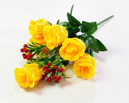 Роза закрытый бутон с ягодкой 9 веток 6 цветков