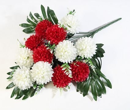 Букет хризантем с пальмой 12 цветков от магазина KALINA являющийся официальным дистрибьютором в России 