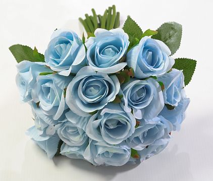 Букет роз "Хелена" голубой 18 цветков от магазина KALINA являющийся официальным дистрибьютором в России 