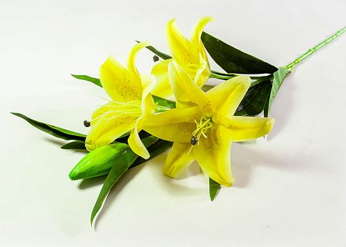 Ветка лилии из латекса 3 цветка от магазина KALINA являющийся официальным дистрибьютором в России 