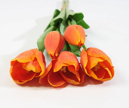 Тюльпан с латексным покрытием оранжевый (12 букетов по 5 шт) от магазина KALINA являющийся официальным дистрибьютором в России 