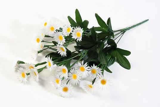 Букет ромашек "Пересвет" 28 цветков от магазина KALINA являющийся официальным дистрибьютором в России 