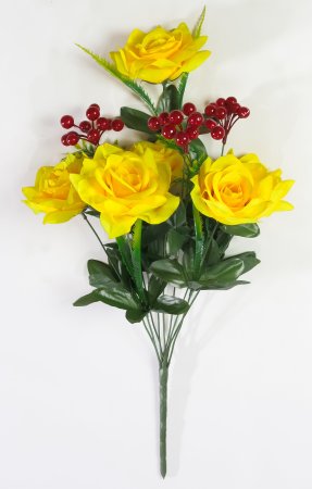 Букет роз с ягодкой "Корвет" 