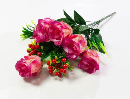 Роза закрытый бутон с ягодкой 9 веток 6 цветков