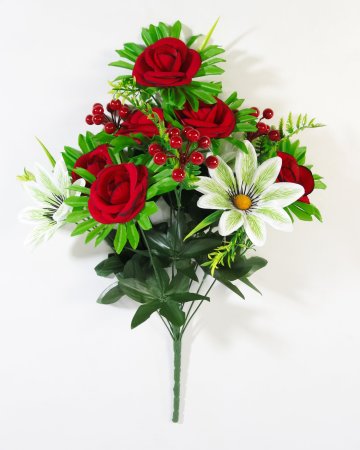 Букет роз с крупной ромашкой и ягодами 12 веток