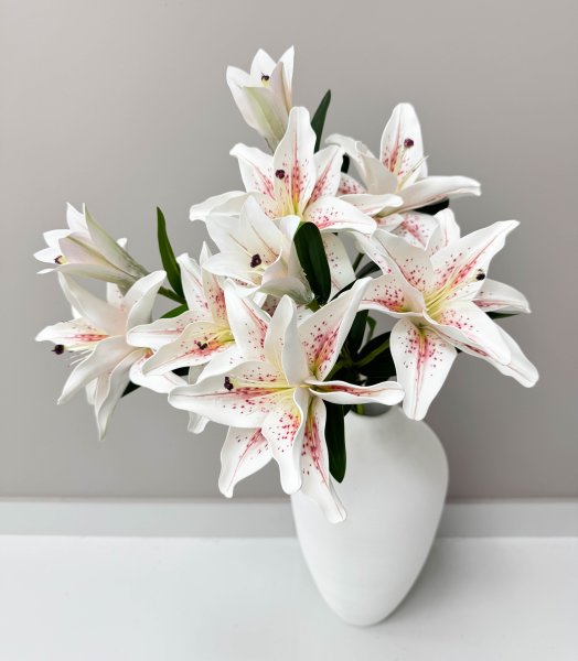 Ветка лилий "Сибирь" в крапинку