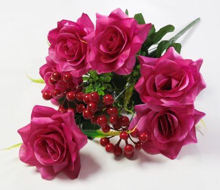Букет роз с ягодкой "Корвет" 