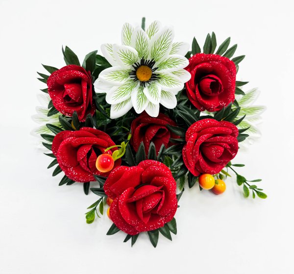 Букет роз с георгином и ягодкой 12 веток