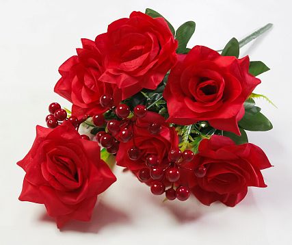 Букет роз с ягодкой "Корвет"  от магазина KALINA являющийся официальным дистрибьютором в России 