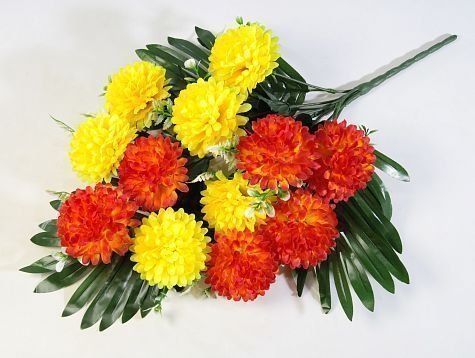 Букет хризантем с пальмой 12 цветков от магазина KALINA являющийся официальным дистрибьютором в России 
