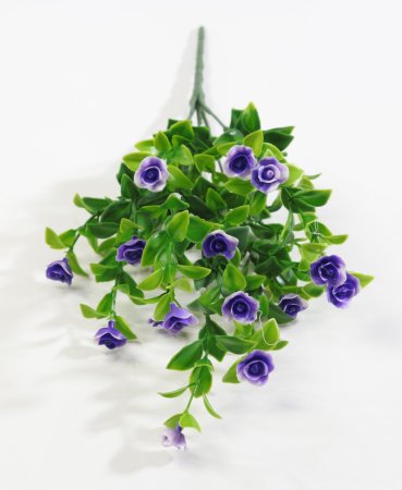 Букет с мелкими пластиковыми розами