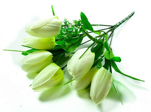 Букет тюльпанов 7 веток 7 цветков от магазина KALINA являющийся официальным дистрибьютором в России 