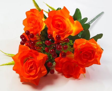 Букет роз с ягодкой "Корвет" 