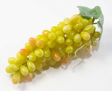 Гроздь желтого винограда "Сочи" от магазина KALINA являющийся официальным дистрибьютором в России 