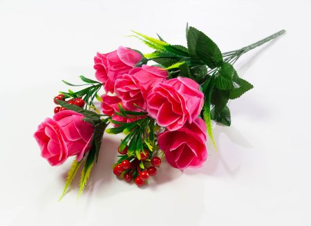 Роза закрытый бутон с ягодкой 9 веток 6 цветков