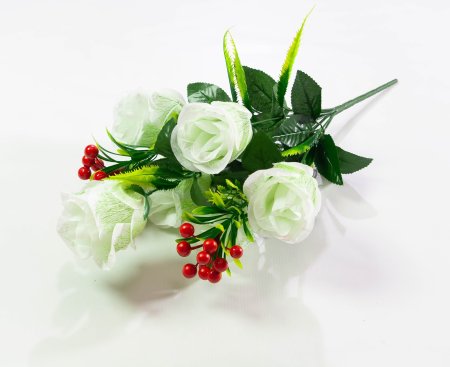 Роза закрытый бутон с ягодкой 9 веток 6 цветков