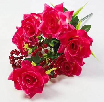 Букет роз с ягодкой "Корвет"  от магазина KALINA являющийся официальным дистрибьютором в России 