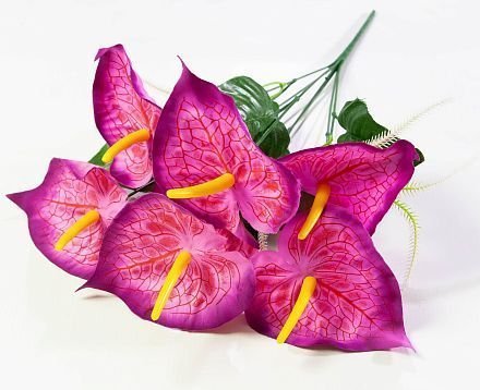 Букет калл разноцветных 7 цветков от магазина KALINA являющийся официальным дистрибьютором в России 