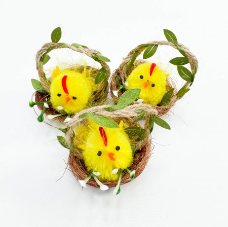 Цыплята в корзинке