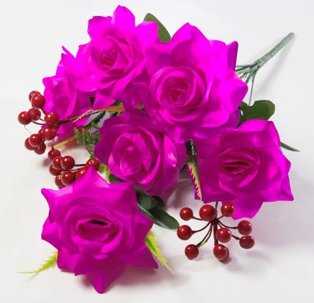 Букет роз с ягодкой "Корвет" 