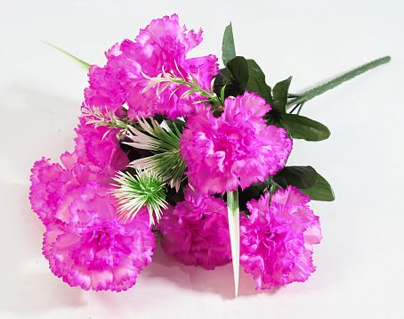 Букет гвоздик "Антураж" 8 цветков от магазина KALINA являющийся официальным дистрибьютором в России 