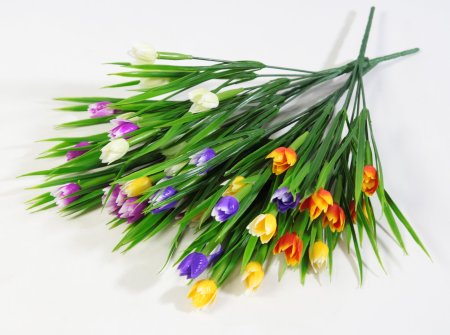 Букет с мелкими пластиковыми тюльпанами
