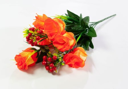 Роза закрытый бутон с ягодкой 9 веток 6 цветков