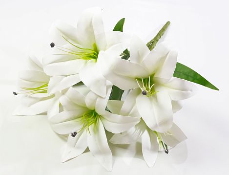 Букет лилий латекс 5 цветков от магазина KALINA являющийся официальным дистрибьютором в России 