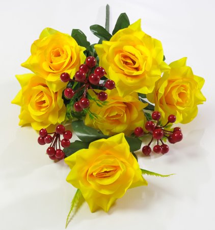 Букет роз с ягодкой "Корвет" 