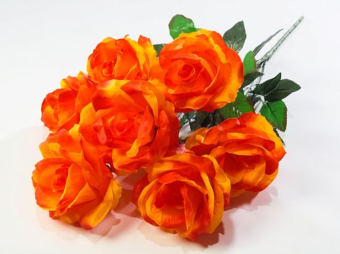 Букет роз "Астрон" 7 цветков от магазина KALINA являющийся официальным дистрибьютором в России 