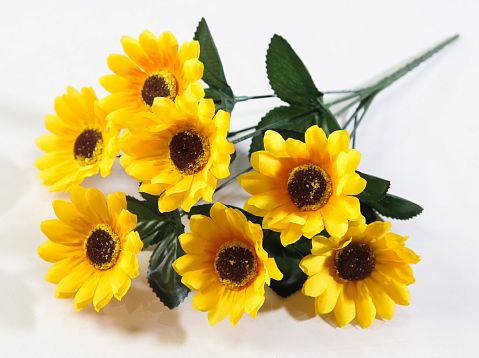 Букет подсолнухов 7 веток 7 цветков от магазина KALINA являющийся официальным дистрибьютором в России 