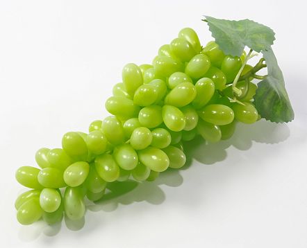 Гроздь винограда зеленого "Сочи" от магазина KALINA являющийся официальным дистрибьютором в России 