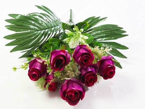 Роза с пальмой "Ярило" 7 цветков от магазина KALINA являющийся официальным дистрибьютором в России 